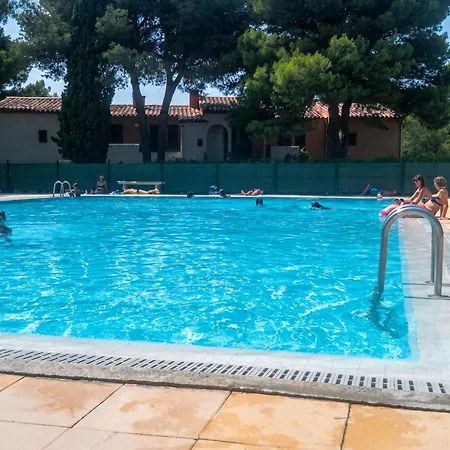Avec Piscine Partagee A *